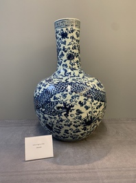 A Chinese blue and white 'tianqiuping' 'dragon' vase, 20th C.