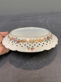 A Chinese export famille rose reticulated oval dish, inscribed Non Majestate Securus, ca. 1800