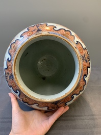 A pair of Chinese Imari-style covered vases, Kangxi/Yongzheng