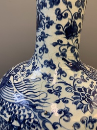 A Chinese blue and white 'tianqiuping' 'dragon' vase, 20th C.