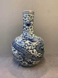 A Chinese blue and white 'tianqiuping' 'dragon' vase, 20th C.