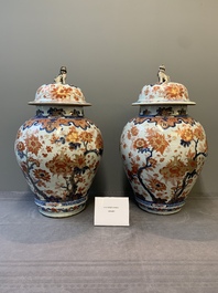 A pair of Chinese Imari-style covered vases, Kangxi/Yongzheng