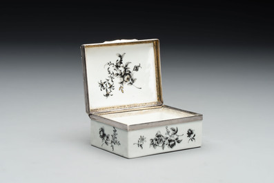 A Chinese export monogrammed grisaille snuff box, 18/19th C.