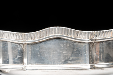 A pair of silver presenting bowls, Wolfers Fr&egrave;res, Brussels, 19/20th C.