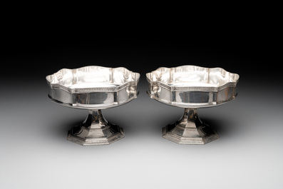 A pair of silver presenting bowls, Wolfers Fr&egrave;res, Brussels, 19/20th C.