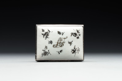 A Chinese export monogrammed grisaille snuff box, 18/19th C.
