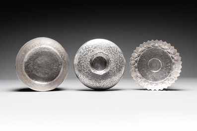 A Chinese silver bowl and cover on lotus-shaped stand, Li Hehe 李和合 and Zuyin 足銀 mark, 19th C.