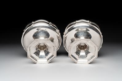 A pair of silver presenting bowls, Wolfers Fr&egrave;res, Brussels, 19/20th C.