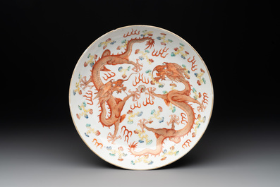 Two famille rose 'dragon' bowls and covers and a plate, Qianlong and Guangxu marks, 19/20th C.
