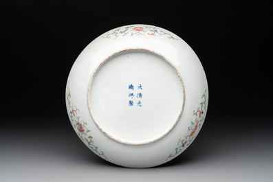 Two famille rose 'dragon' bowls and covers and a plate, Qianlong and Guangxu marks, 19/20th C.