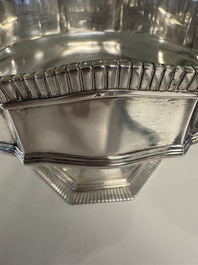 A pair of silver presenting bowls, Wolfers Fr&egrave;res, Brussels, 19/20th C.