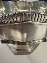 A pair of silver presenting bowls, Wolfers Fr&egrave;res, Brussels, 19/20th C.