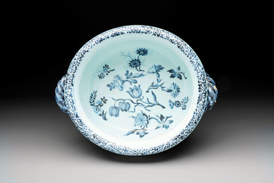 A blue and white Dutch Delft chinoiserie jardini&egrave;re with mascarons, late 17th C.