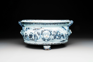 A blue and white Dutch Delft chinoiserie jardini&egrave;re with mascarons, late 17th C.