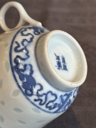 22 Chinese blue and white wares, 19/20th C.