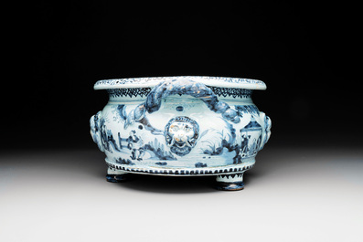 A blue and white Dutch Delft chinoiserie jardini&egrave;re with mascarons, late 17th C.