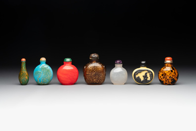 A collection of 16 Chinese Peking glass snuff bottles, 19/20th C.