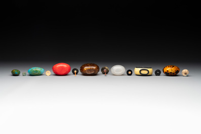 A collection of 16 Chinese Peking glass snuff bottles, 19/20th C.