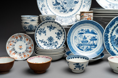 43 Chinese famille rose, blue and white wares, 18/19th C.