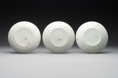 Three polychrome Dutch Delft 'lightning' plates and one dish, 1st quarter 18th C.