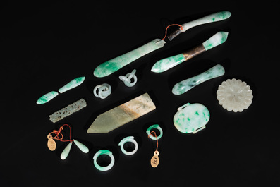 A Chinese lacquered hardwood jewellery box with a collection of 17 jade wares, 18/19th C.