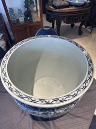 A large Chinese blue and white 'He Lu Tong Chun 鶴鹿同春' fish bowl, 19th C.