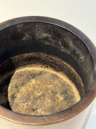 A rare Chinese cylindrical bronze censer with handles, Xuande mark, 17/18th C.