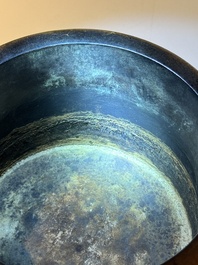 A rare Chinese cylindrical bronze censer with handles, Xuande mark, 17/18th C.