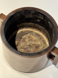 A rare Chinese cylindrical bronze censer with handles, Xuande mark, 17/18th C.