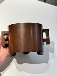A rare Chinese cylindrical bronze censer with handles, Xuande mark, 17/18th C.