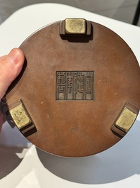 A rare Chinese cylindrical bronze censer with handles, Xuande mark, 17/18th C.