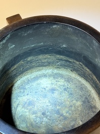 A rare Chinese cylindrical bronze censer with handles, Xuande mark, 17/18th C.