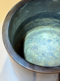 A rare Chinese cylindrical bronze censer with handles, Xuande mark, 17/18th C.