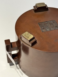 A rare Chinese cylindrical bronze censer with handles, Xuande mark, 17/18th C.