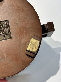 A rare Chinese cylindrical bronze censer with handles, Xuande mark, 17/18th C.