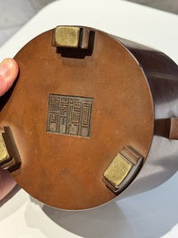 A rare Chinese cylindrical bronze censer with handles, Xuande mark, 17/18th C.