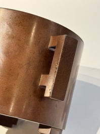 A rare Chinese cylindrical bronze censer with handles, Xuande mark, 17/18th C.