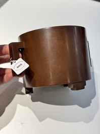 A rare Chinese cylindrical bronze censer with handles, Xuande mark, 17/18th C.