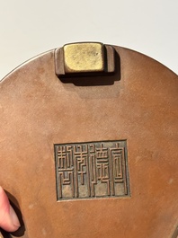 A rare Chinese cylindrical bronze censer with handles, Xuande mark, 17/18th C.