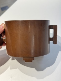A rare Chinese cylindrical bronze censer with handles, Xuande mark, 17/18th C.