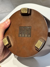 A rare Chinese cylindrical bronze censer with handles, Xuande mark, 17/18th C.