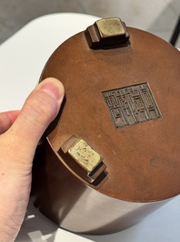 A rare Chinese cylindrical bronze censer with handles, Xuande mark, 17/18th C.