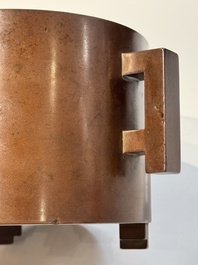 A rare Chinese cylindrical bronze censer with handles, Xuande mark, 17/18th C.