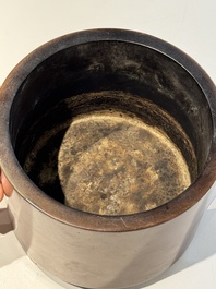 A rare Chinese cylindrical bronze censer with handles, Xuande mark, 17/18th C.
