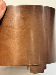 A rare Chinese cylindrical bronze censer with handles, Xuande mark, 17/18th C.