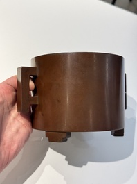 A rare Chinese cylindrical bronze censer with handles, Xuande mark, 17/18th C.