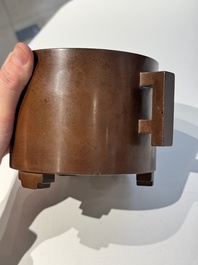 A rare Chinese cylindrical bronze censer with handles, Xuande mark, 17/18th C.