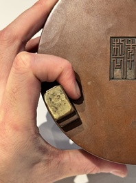 A rare Chinese cylindrical bronze censer with handles, Xuande mark, 17/18th C.