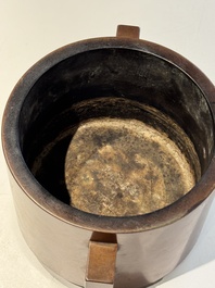 A rare Chinese cylindrical bronze censer with handles, Xuande mark, 17/18th C.