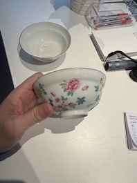 A pair of Chinese famille rose bowls with floral design, Guangxu mark, 20th C.